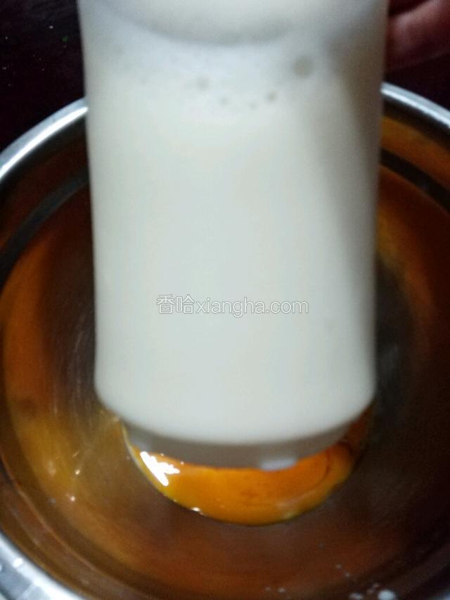 九阳豆浆机自制豆浆……放凉。先分离冷藏鸡蛋的蛋清和蛋黄。容器必须干燥。