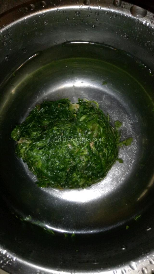 冻的荠菜球提前泡开。
