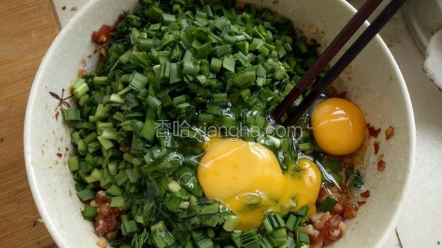 把韭菜放到肉馅碗里，打上两个鸡蛋，倒入适量植物油搅拌均匀