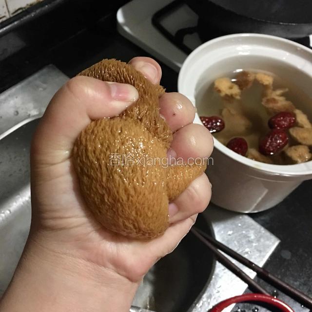 用手捏出水份，剪掉根部，这样炖出的汤或者粥就吃不出菌菇的微苦。