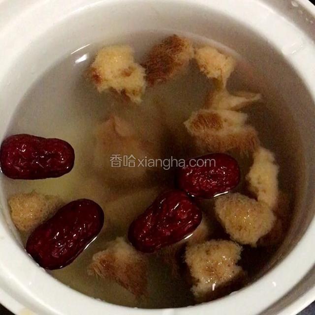 食材放入锅中，根据个人喜好，吃厚实点粥还是稀薄点点都可以，就是加水的多少程度来定了。