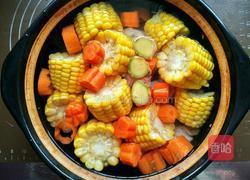 胡萝卜玉米大骨汤的做法图解4