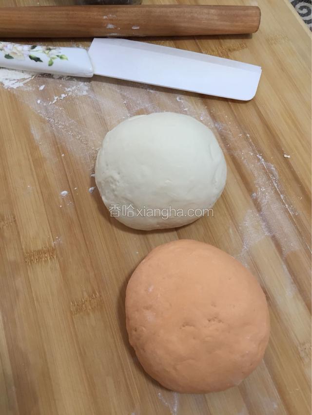 分别用胡萝卜汁和白面粉和成两种颜色面团醒发三小时以上 发面的步骤之前的菜谱传过