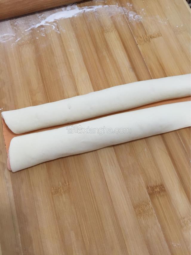 从两头对着卷起来