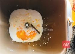 松软香葱肉松面包的做法图解2