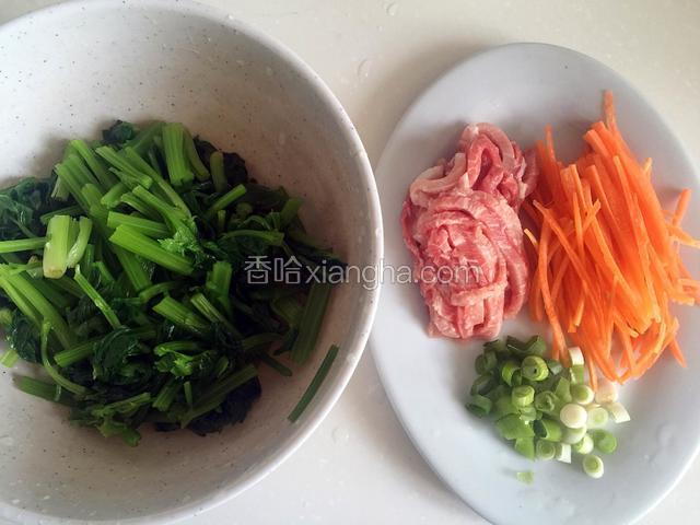 芹菜切段，猪肉和胡萝卜切丝，葱切末。