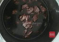 红酒炖牛腩的做法图解1