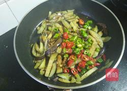 咸鱼炒茄子的做法图解9