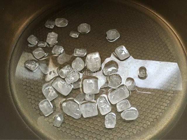 锅洗净，放水和冰糖一起煮。
