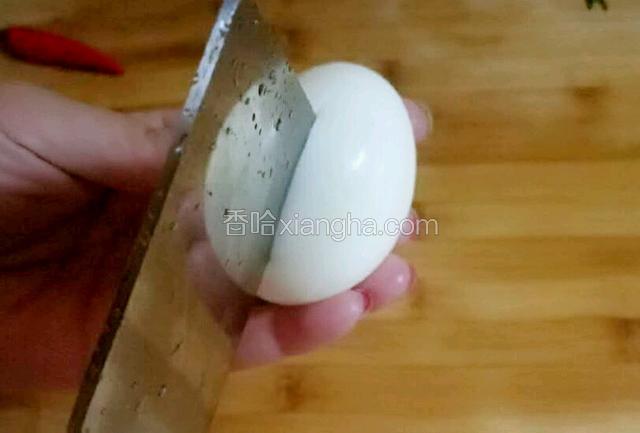用刀轻轻的在鸡蛋上划几道痕，为了更好的入味。
