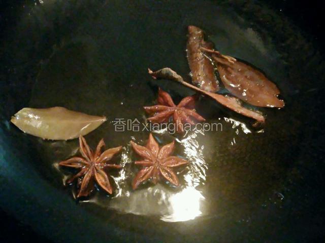 锅里倒适量油加热，放入桂皮，香叶，八角炒香。