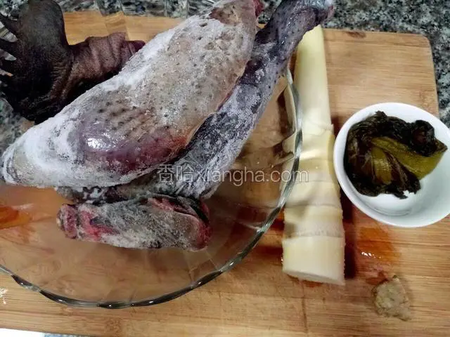 准备好食材。鸡腿苦笋酸菜老姜。