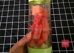 清凉一夏西瓜汁的做法图解1