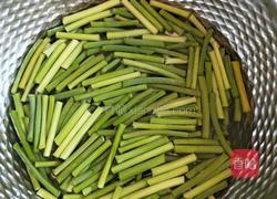 铁锅蒜薹焖面的做法图解2