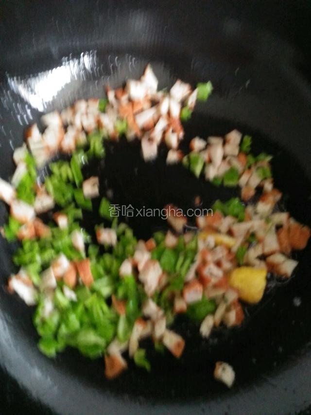 葱姜爆香，肉圆青椒下锅翻炒两分钟