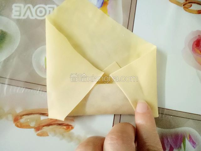 左右再向中间折过来