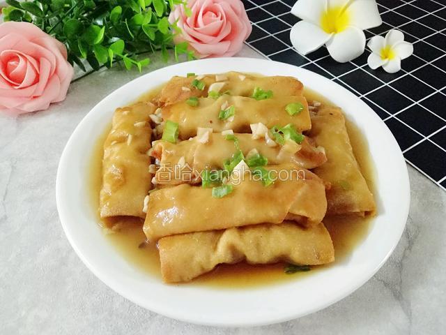 倒入锅中卤汁中，小火烧开，浇在千张卷上即可。