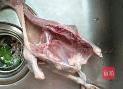 枸杞鸽子汤的做法图解1