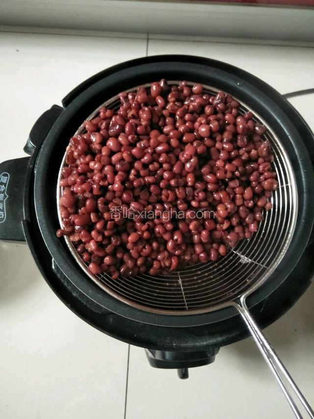 煮好的红豆捞出控干水分