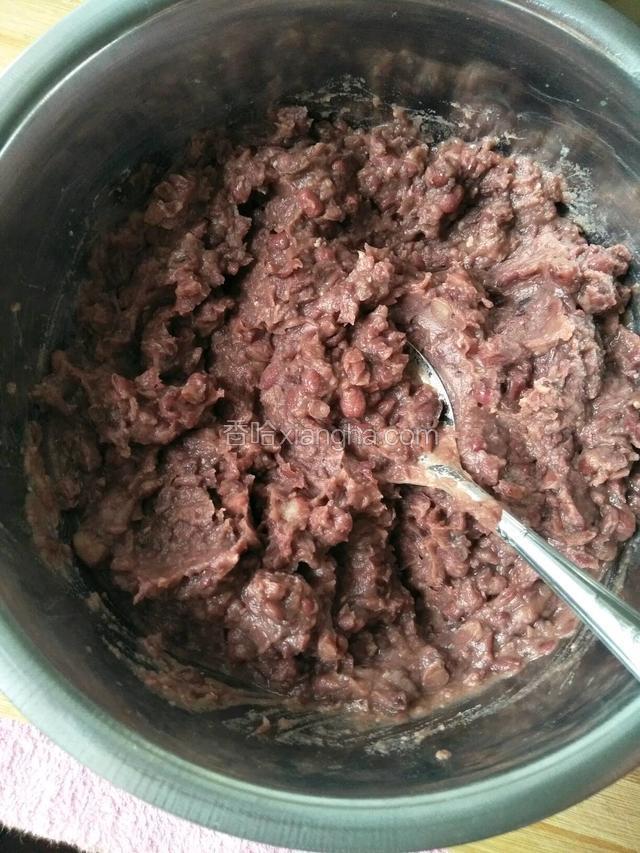 把红豆用勺子压成泥