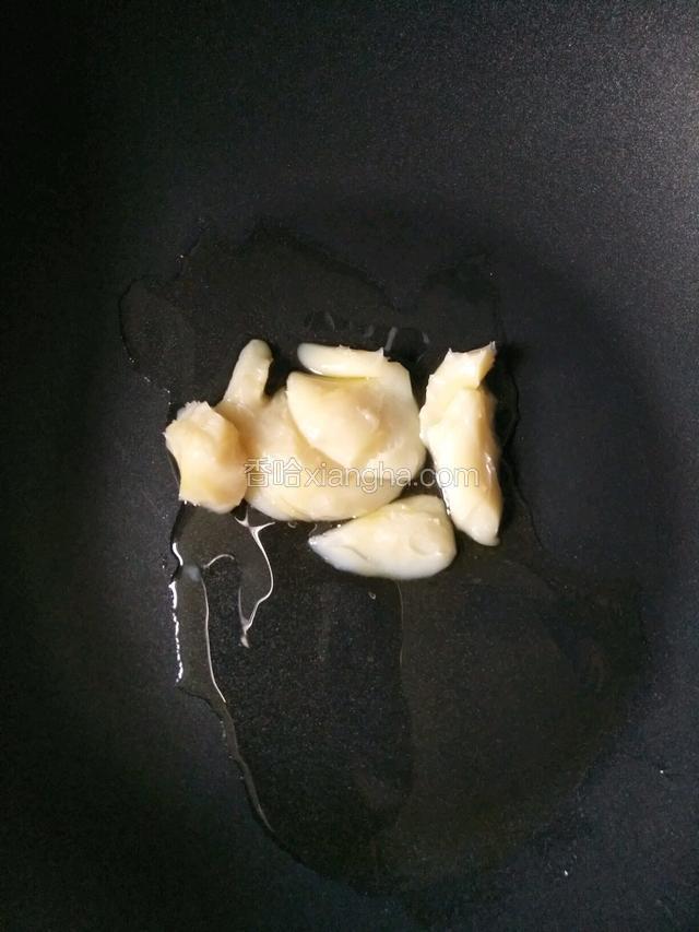 不粘锅中放入适量猪油