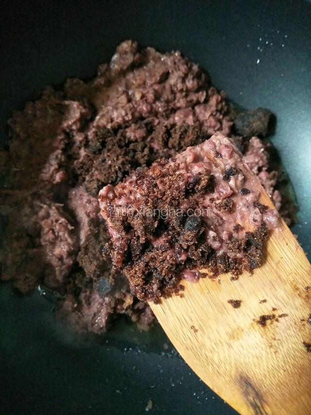 倒入红豆泥和老红糖