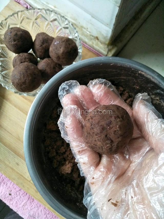 带上一次性手套把豆沙搓成圆球（我是做豆沙包用的）