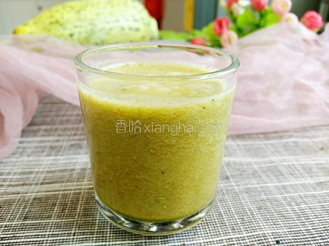 赶紧倒入果汁杯中，看着色泽和颜色就已经流口水了。