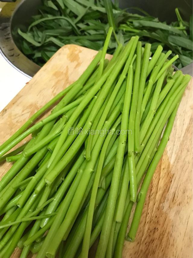 空心菜去掉叶子留梗洗净控干水分