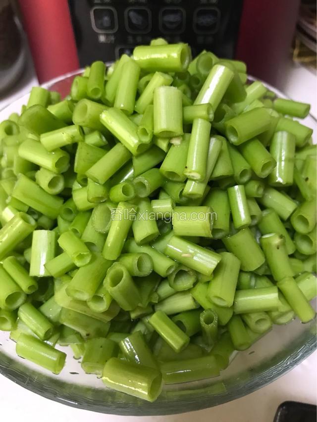 控干水分的空心菜梗切小段