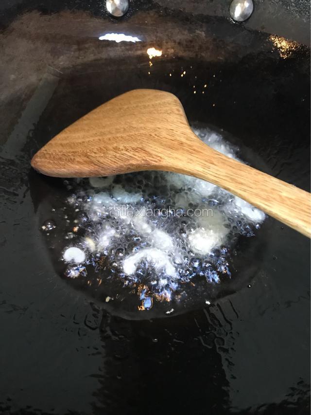 起油锅爆香蒜末