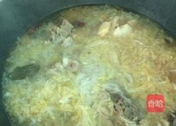 腿棒骨炖酸菜的做法图解2