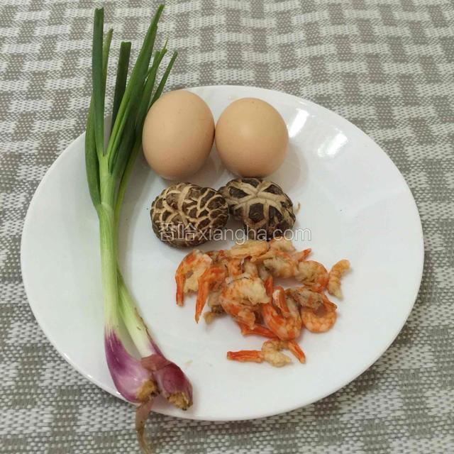 土鸡蛋2个，葱2根，花菇2个，虾仁干10几个。
PS：虾仁干也可以用新鲜虾仁代替