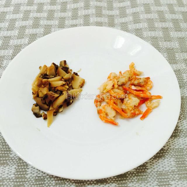 香菇，虾仁干提前浸泡好，香菇切粒