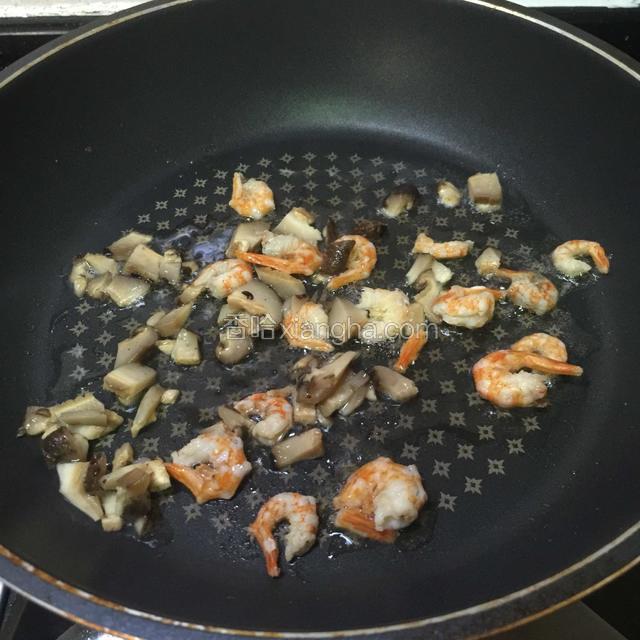 把香菇粒和虾仁干放进平底锅，
小火，用油稍微爆出香味，
不用爆的太干。