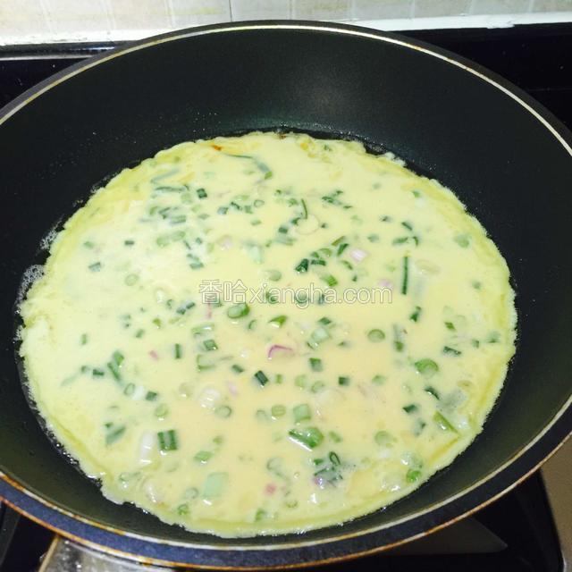 平底锅加热，调小火，倒进面粉鸡蛋糊，这个油，爆过香菇，用来煎饼，超香。