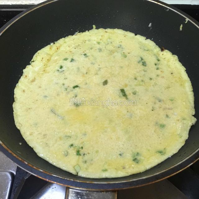 小火温煎，把饼掀起，微微煎正面，立刻翻回正面。