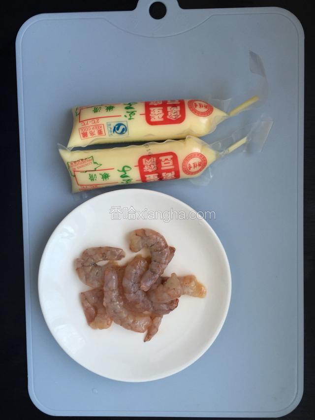 禽蛋豆腐或日本豆腐，虾去壳祛除虾线。虾仁用料酒腌制一会去腥