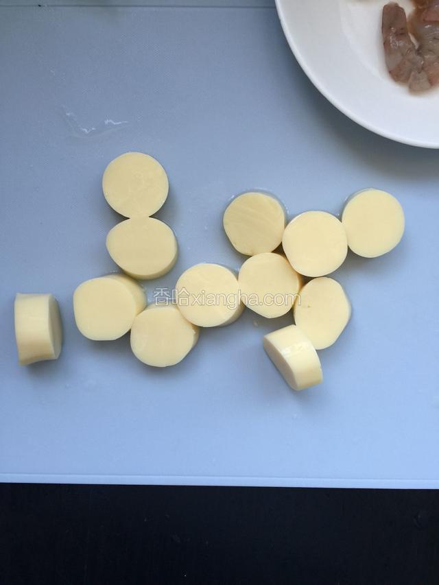 禽蛋豆腐从中间切开慢慢挤出来，然后切1厘米厚度。
