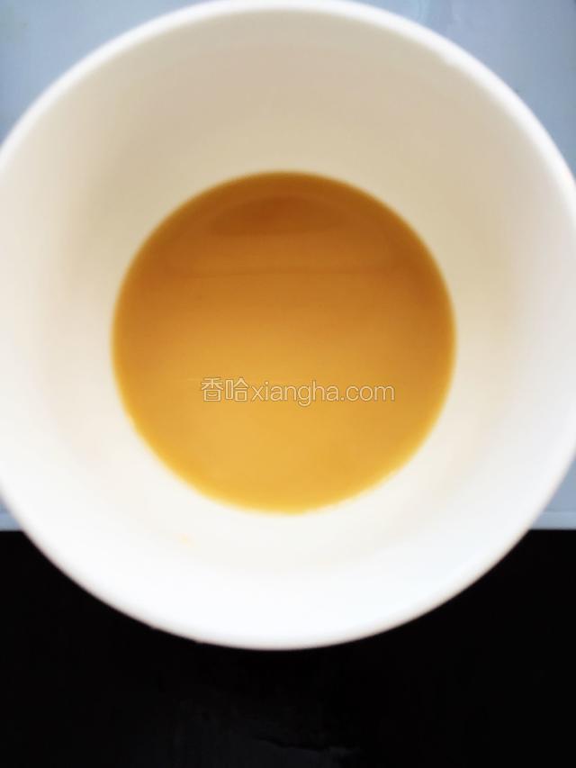 蒸好的豆腐盘子里会有汤汁，倒在一个碗里，加一点水，淀粉，盐，生抽，鸡精粉。