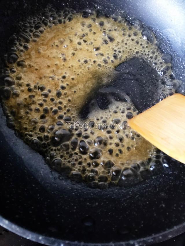 倒在锅里熬一下。淀粉不用太多哈。熬好后把酱汁浇在盘子里。