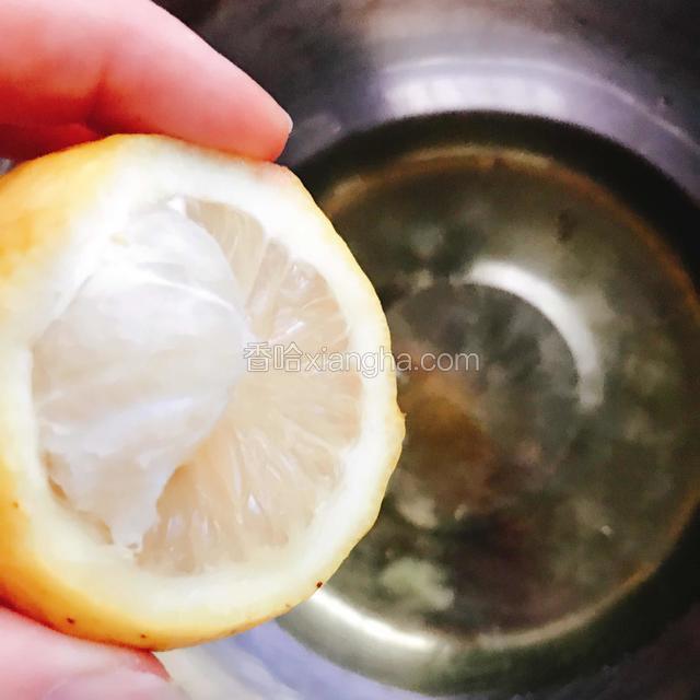 现在开始打发蛋清，蛋清里面滴入几滴柠檬汁或白醋。烤箱预热上下管170度。