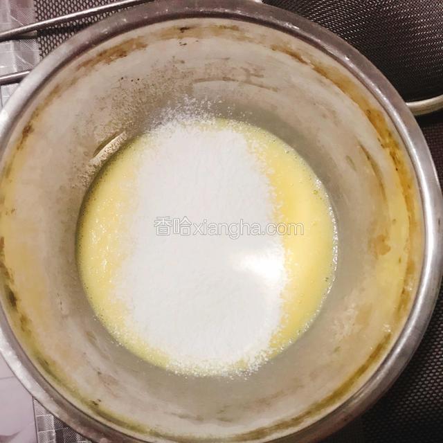 将称好的面粉分三次筛入蛋糊中，用橡皮刀划一字斑均匀，不要有面疙瘩，更不要画圈搅拌，那样会导致面粉起筋，影响蛋糕口感。