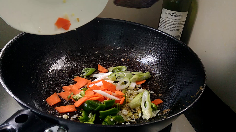 倒入盘里剩下的配料