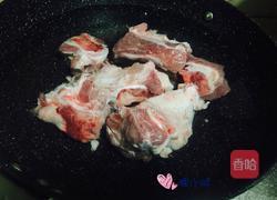 胡萝卜玉米骨头汤的做法图解3