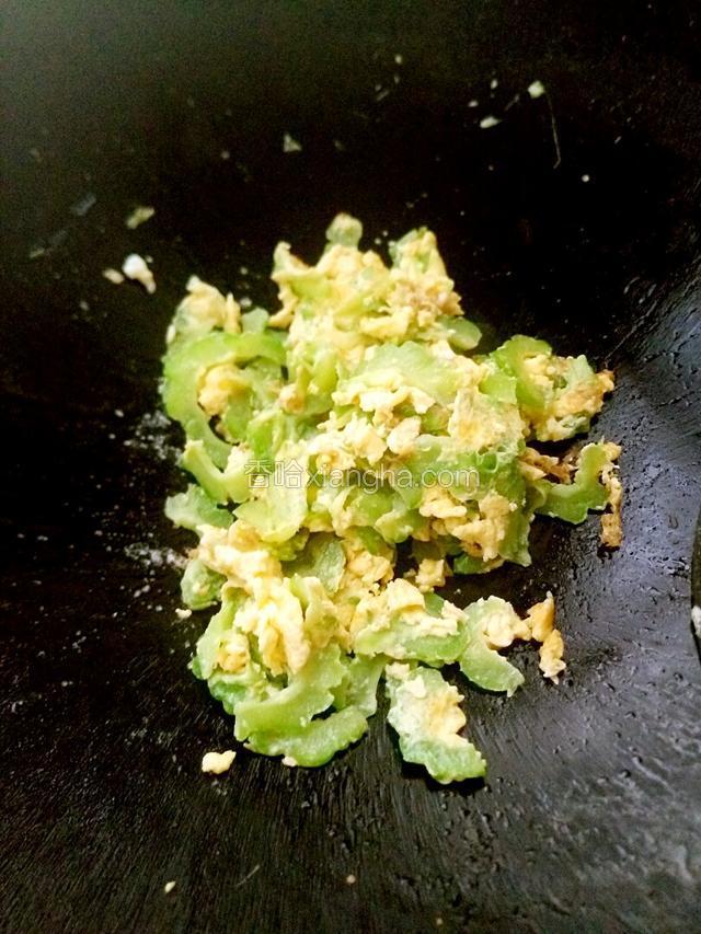 煎得差不多后就翻炒几分钟，翻炒至鸡蛋熟了就可以了
