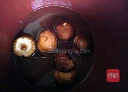 鲜冬菇番茄瘦肉汤的做法图解1