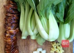 香肠炒上海青的做法图解1