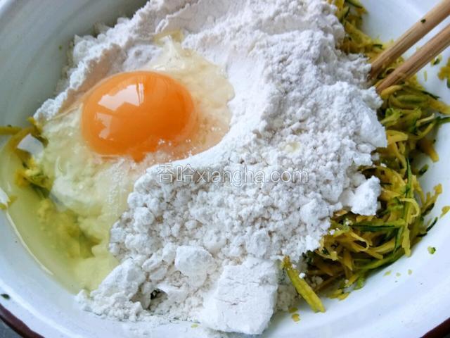 加入适量面粉，鸡蛋打散。