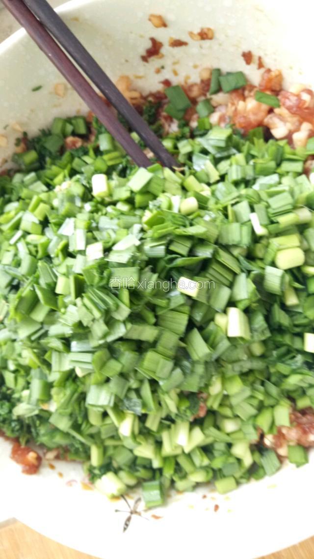 把韭菜末放到荠菜肉里面。